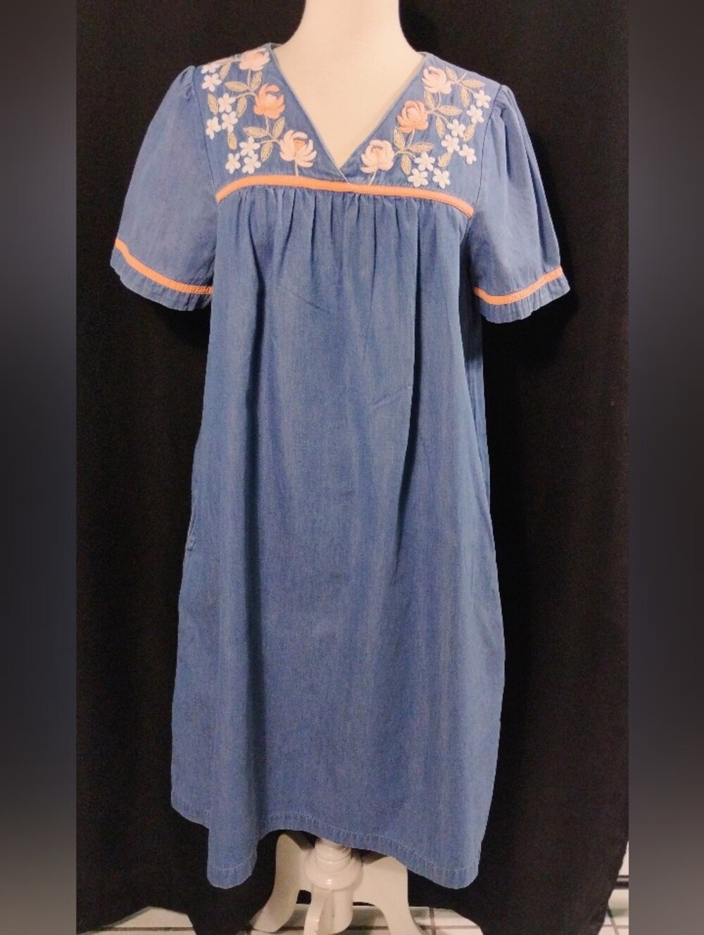 Go Softly Sz M Patio Dress Blue Denim Floral Embroidered House Dress W Pockets